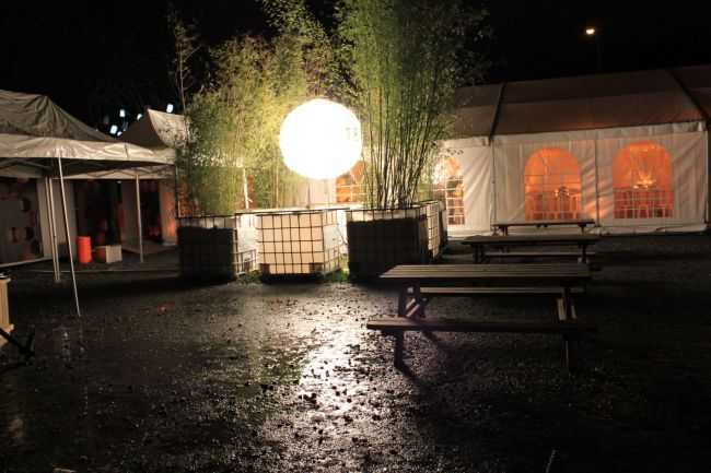 Bambous éclairés devant la tente, Seine maritime